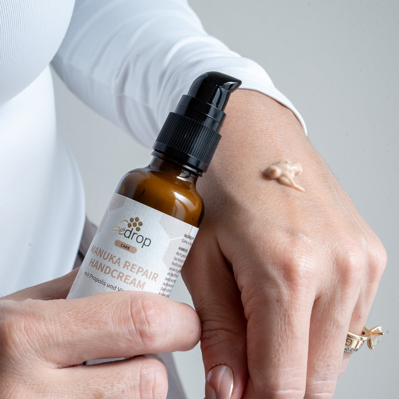 Manuka Repair Handcream / Hand cream with manuka honey, propolis and vitamin A - 25ml