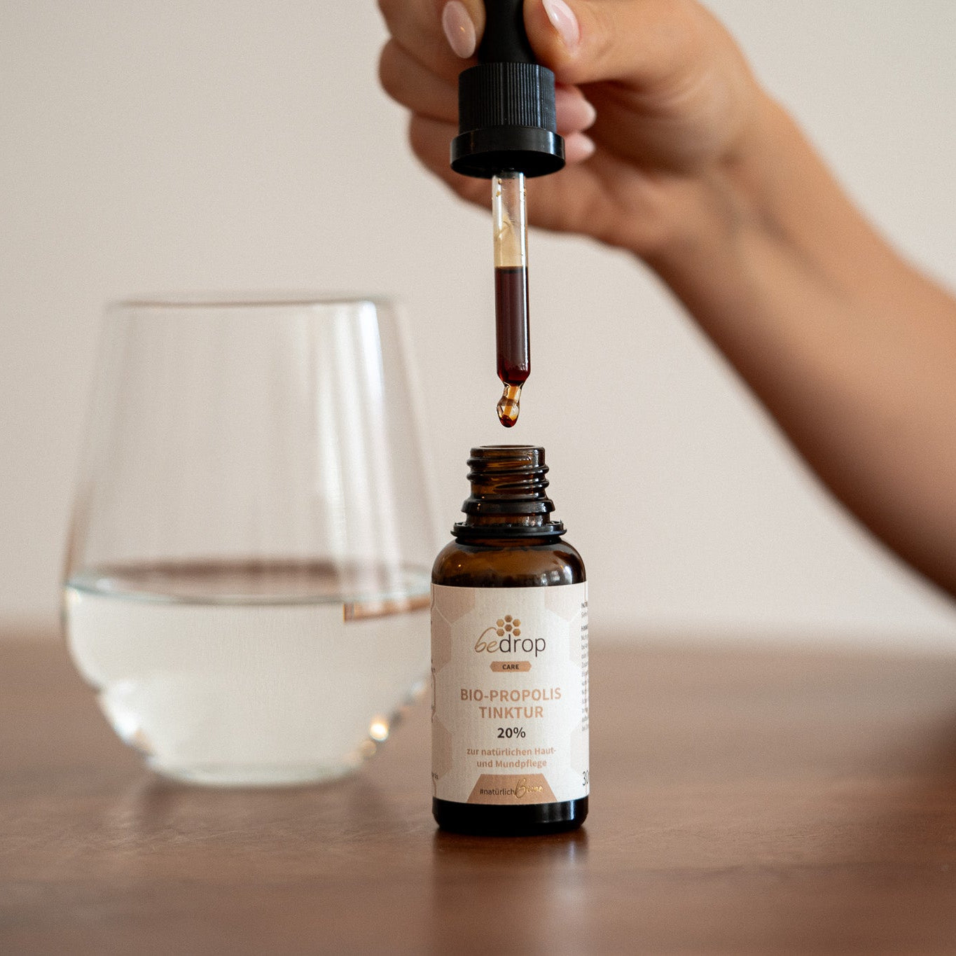 The all-rounder set | propolis capsules & 20% tincture + royal jelly capsules & pure/fresh + manuka honey